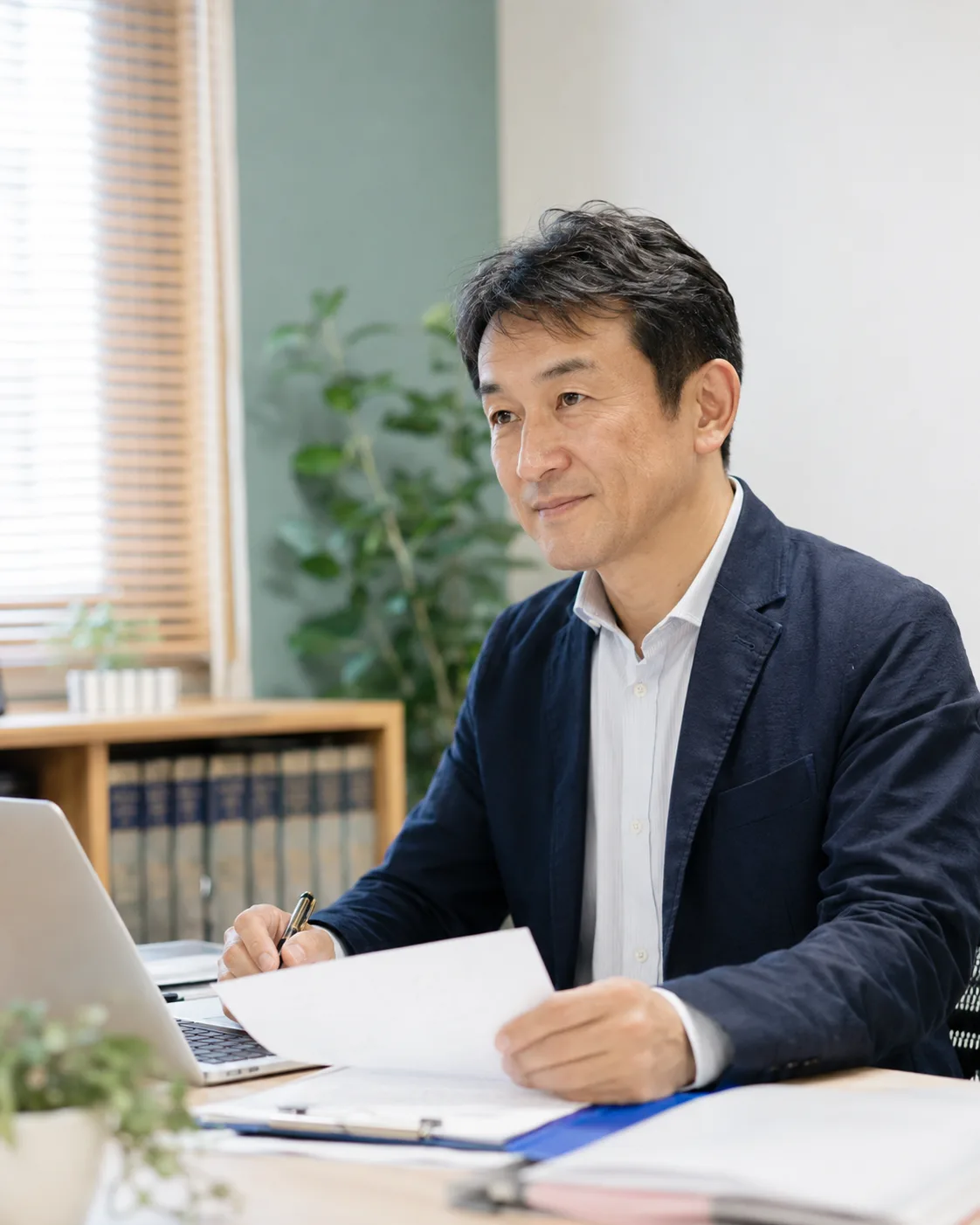 小規模事務所で書類を確認する架空の行政書士